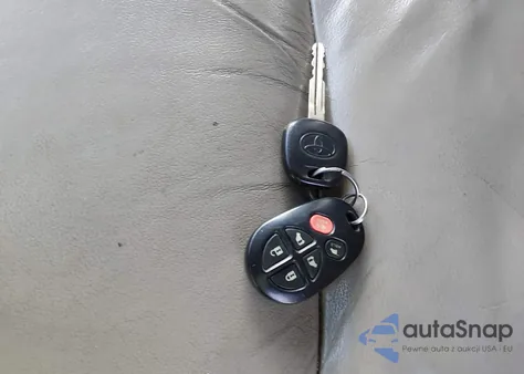 2008 Toyota Sienna Xle z USA, uszkodzony, nr VIN 5TDBK22C58S011221